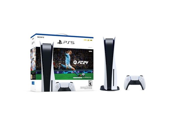 Consola SONY PS5 Standard 825GB con joystick y juego FC 24 en